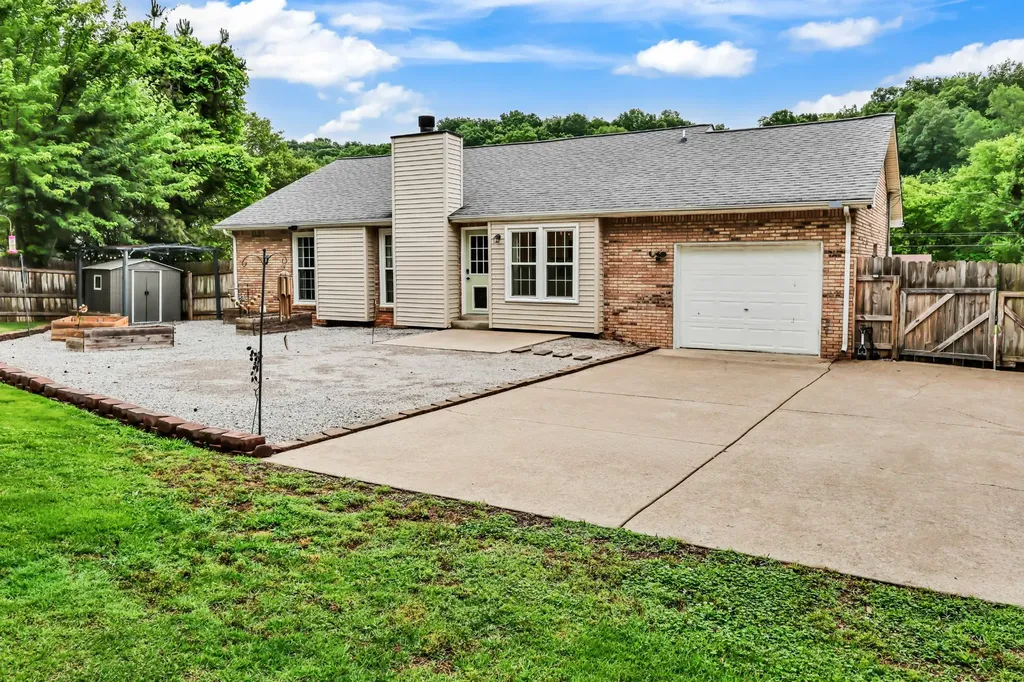1738 Broadripple Drive Clarksville TN 37042
