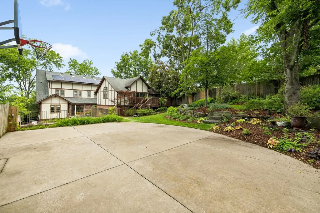 2617 Barton Nashville TN 37212