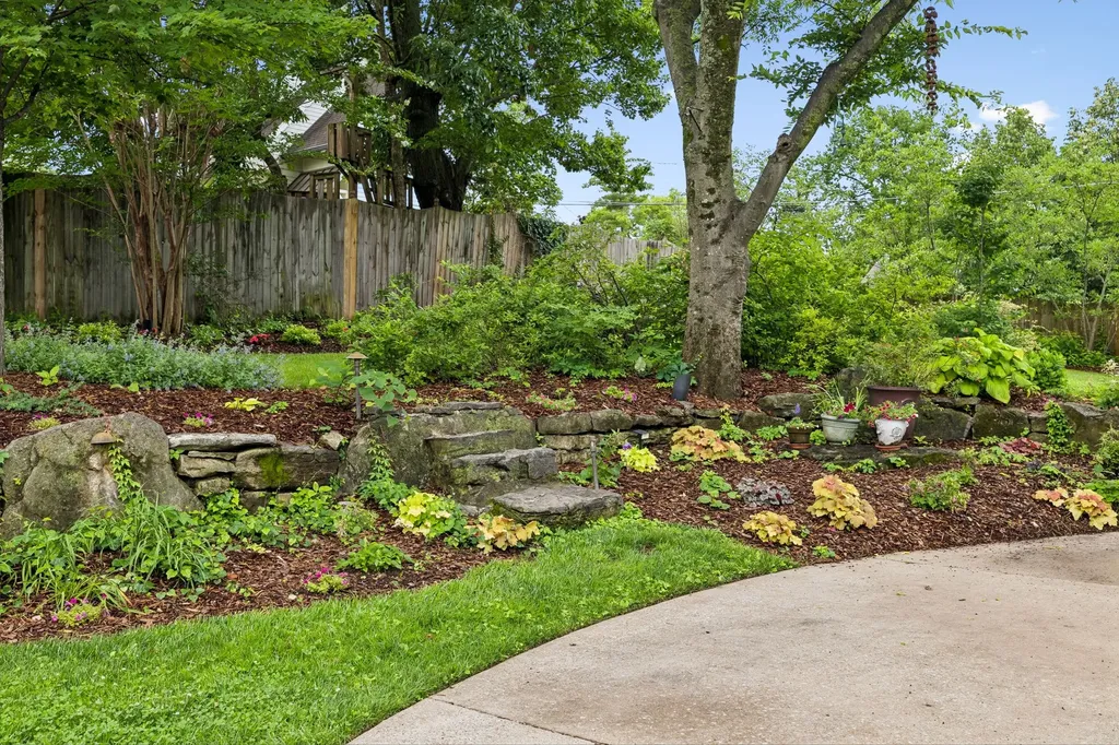 2617 Barton Nashville TN 37212