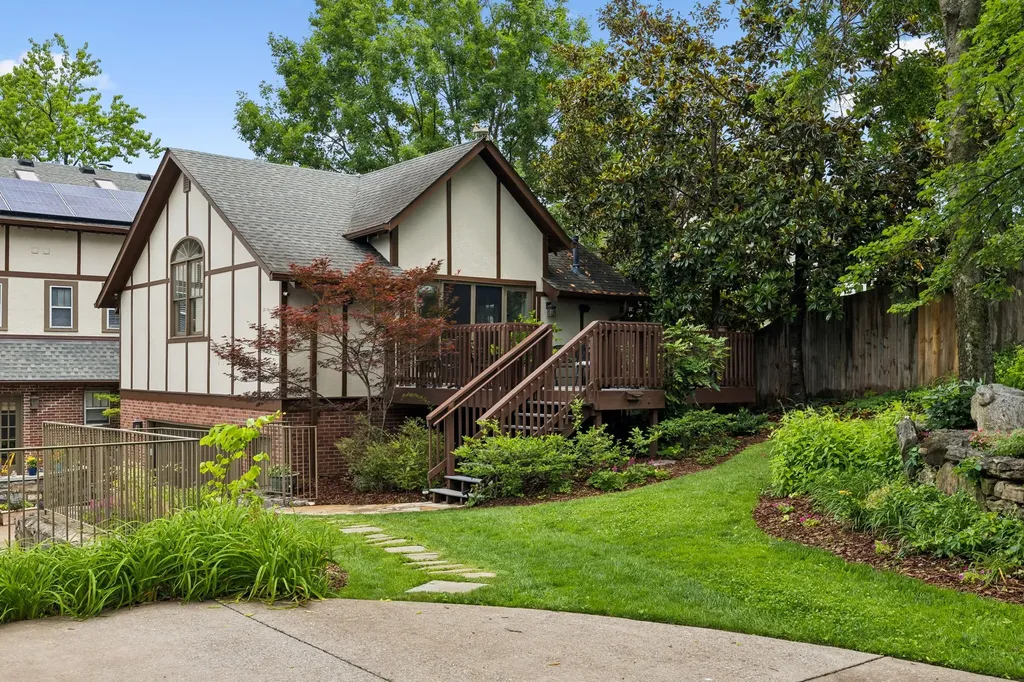 2617 Barton Nashville TN 37212