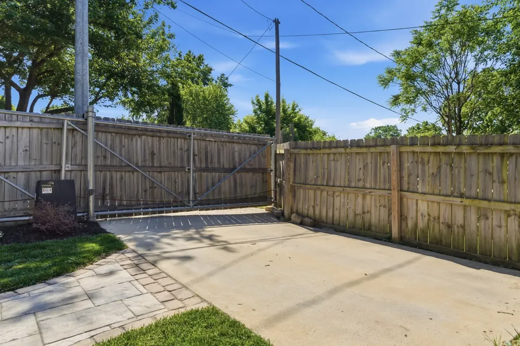 402B 17th St, N Nashville TN 37206
