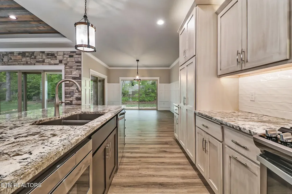 10 King John Lane Crossville TN 38558