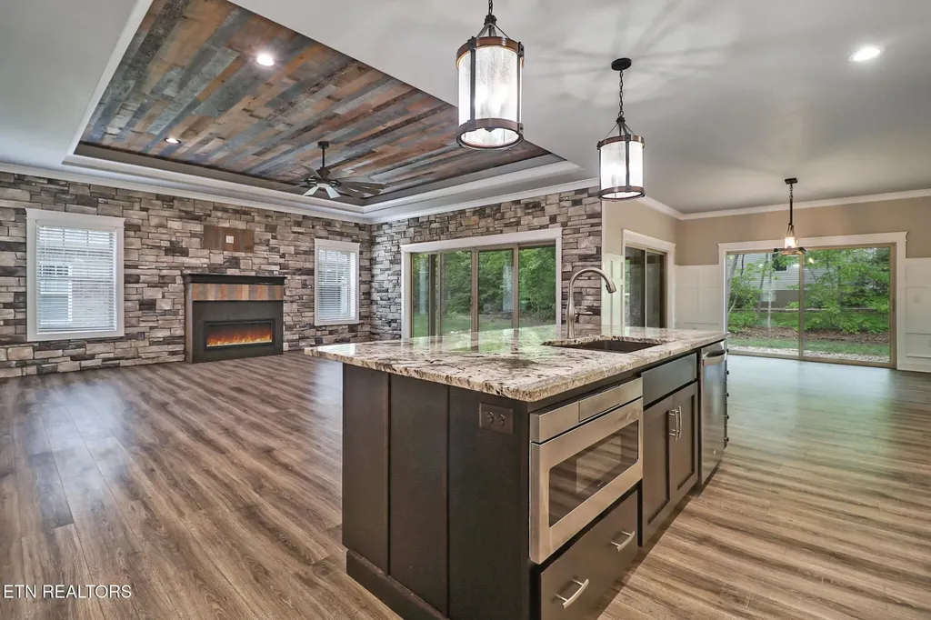 10 King John Lane Crossville TN 38558