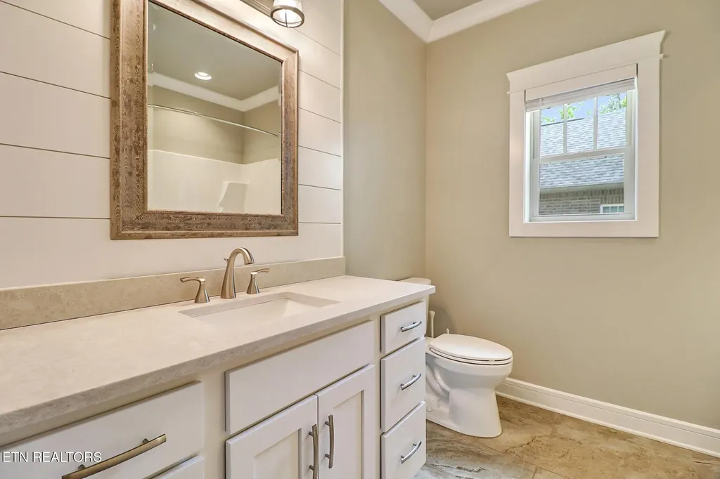 10 King John Lane Crossville TN 38558