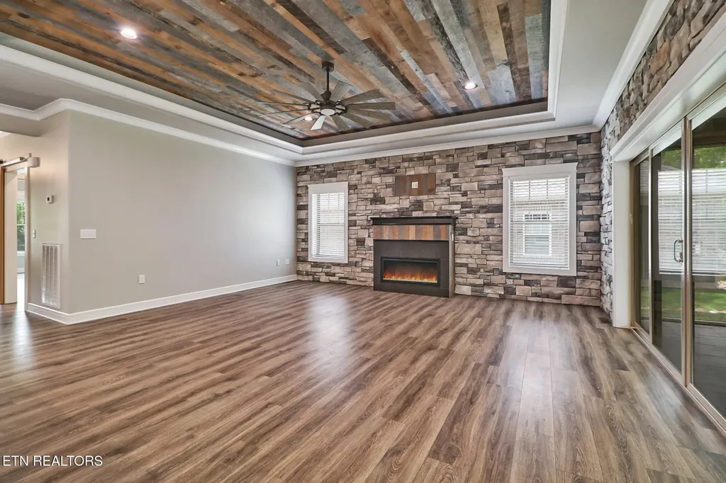 10 King John Lane Crossville TN 38558