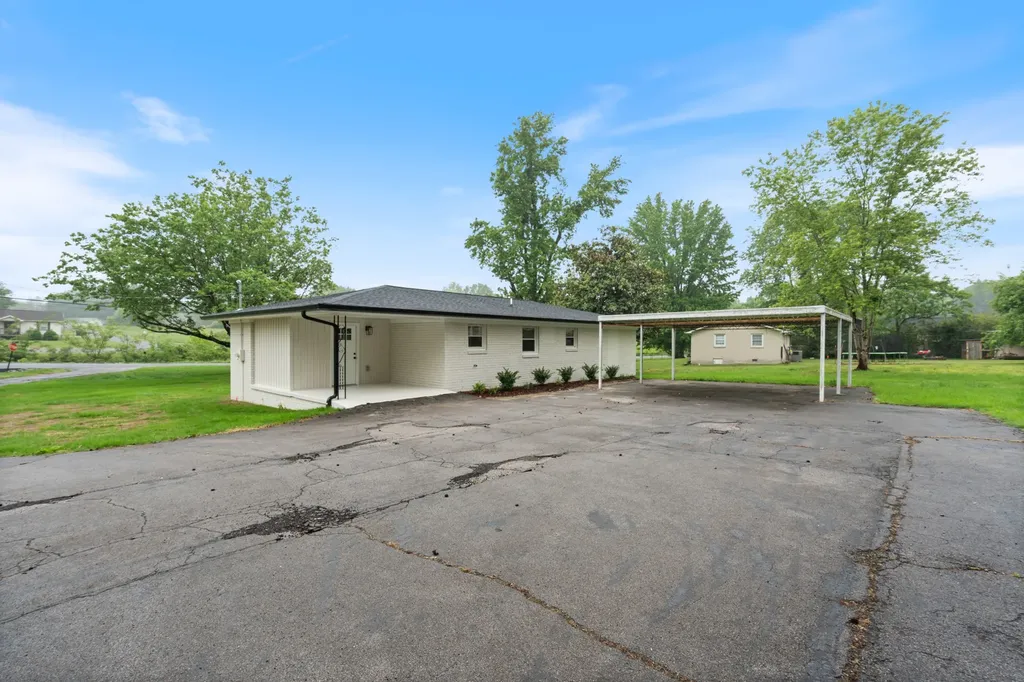 113 Brook Street Mc Ewen TN 37101