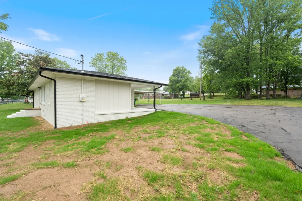 113 Brook Street Mc Ewen TN 37101