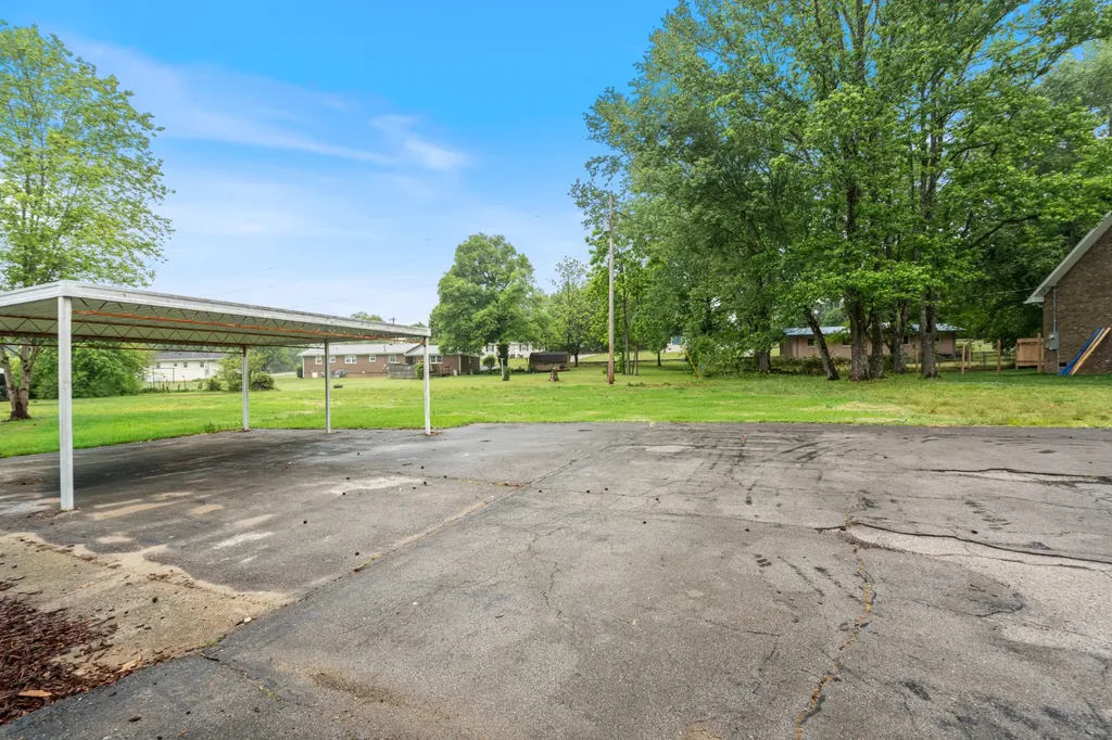 113 Brook Street Mc Ewen TN 37101