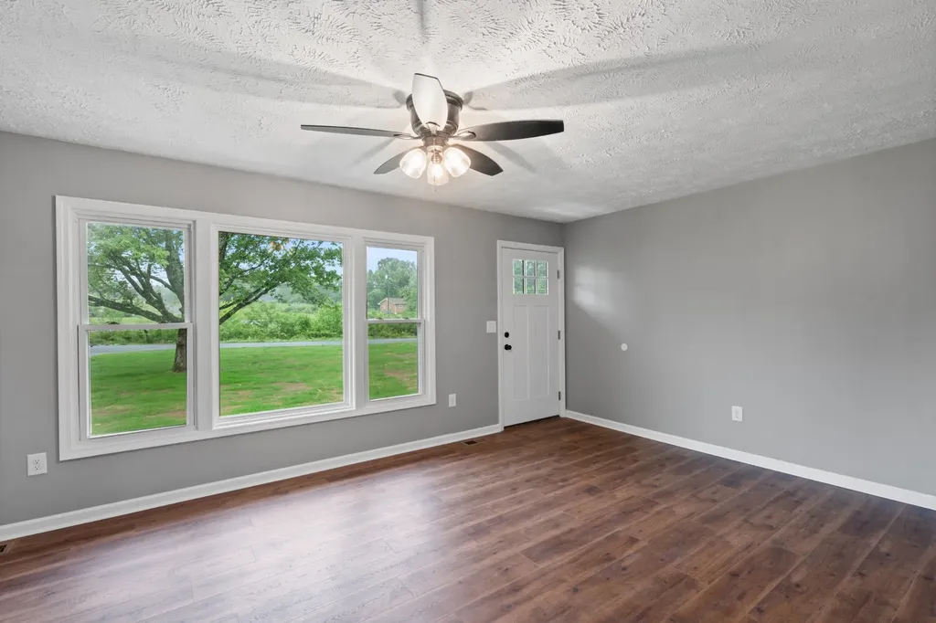 113 Brook Street Mc Ewen TN 37101