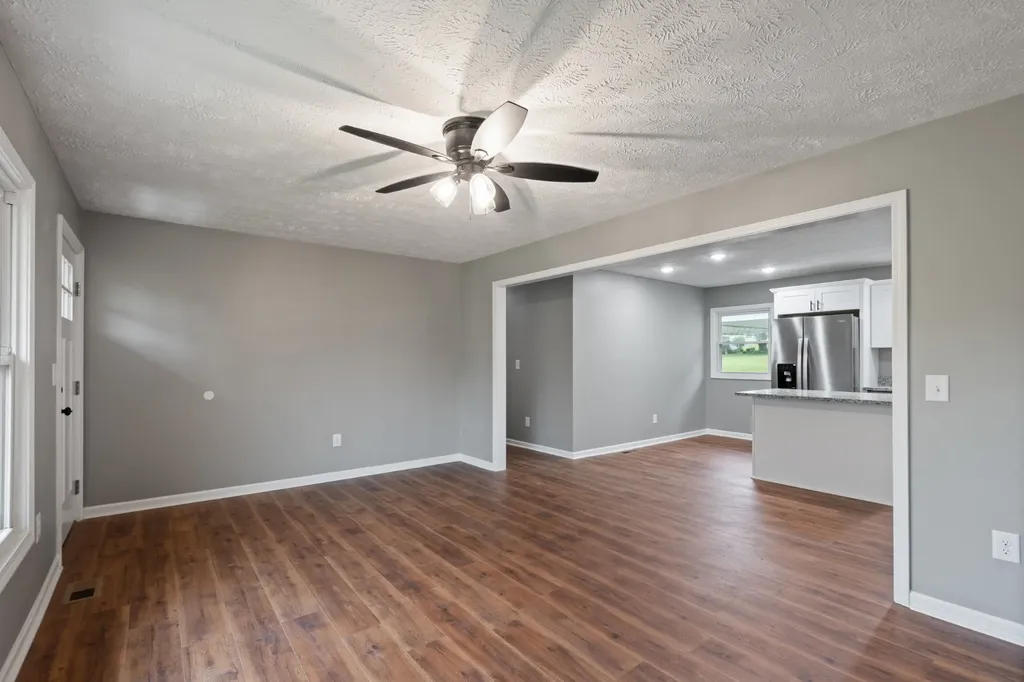 113 Brook Street Mc Ewen TN 37101