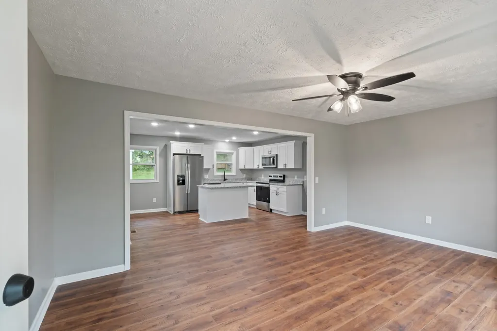 113 Brook Street Mc Ewen TN 37101