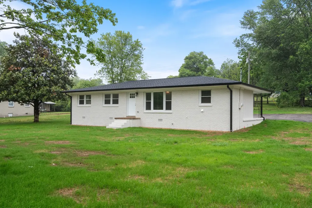 113 Brook Street Mc Ewen TN 37101