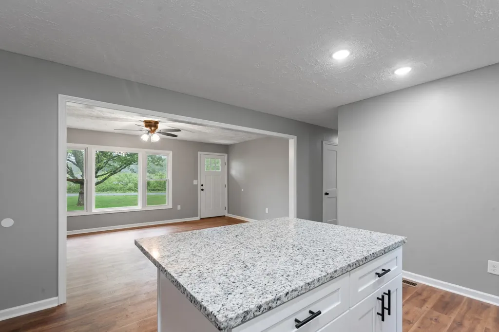 113 Brook Street Mc Ewen TN 37101