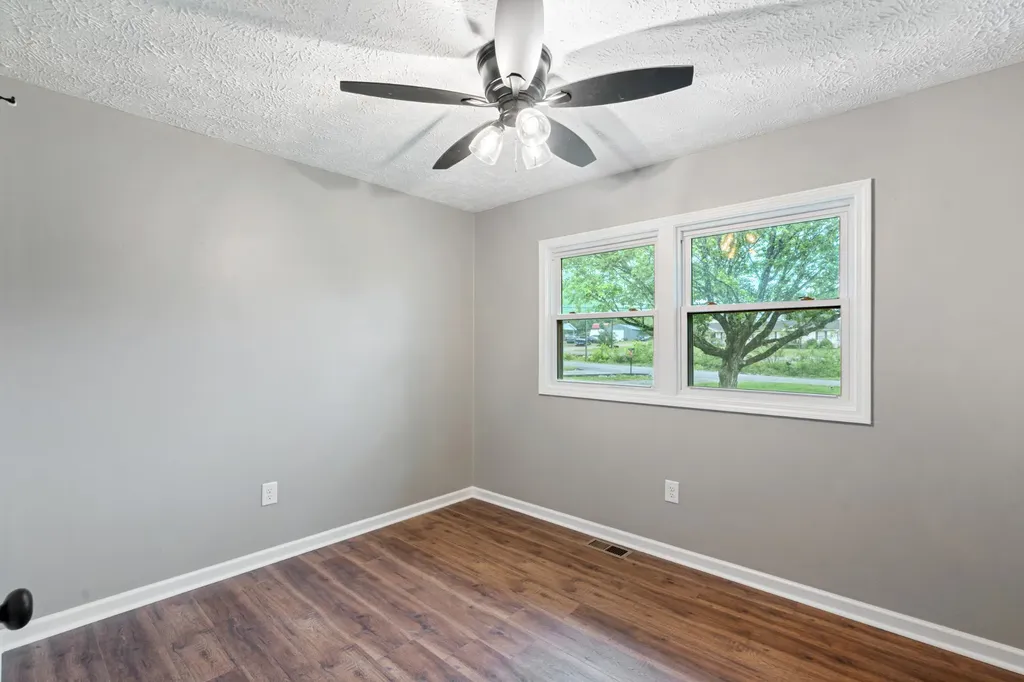 113 Brook Street Mc Ewen TN 37101