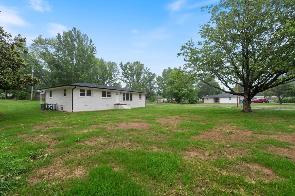 113 Brook Street Mc Ewen TN 37101