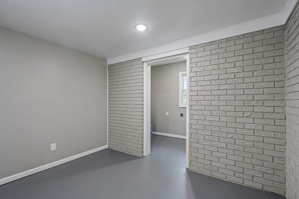 113 Brook Street Mc Ewen TN 37101