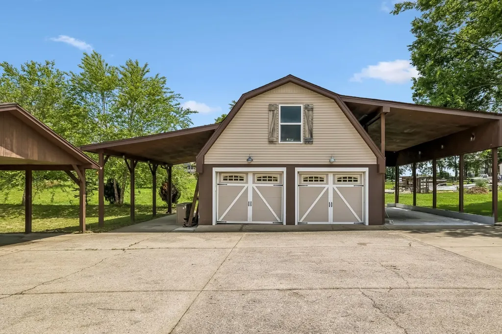 2446 Hwy 31, E Gallatin TN 37066