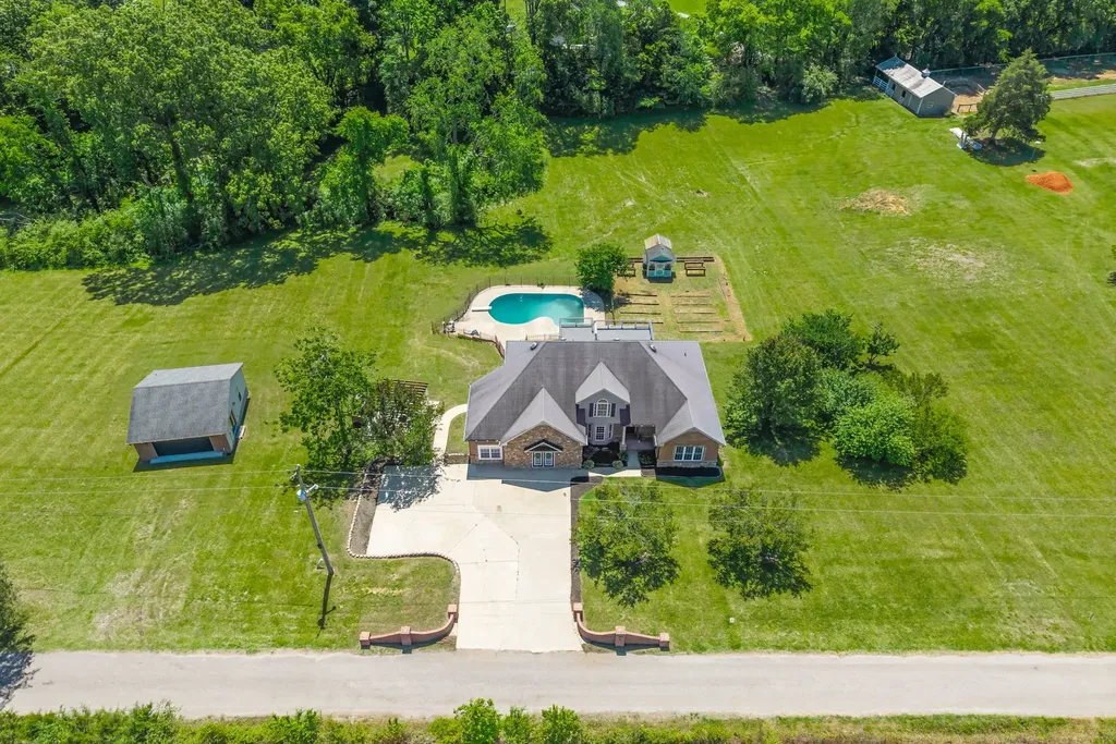 1365 Norman Lane Clarksville TN 37040
