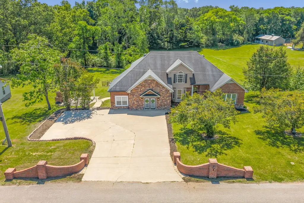 1365 Norman Lane Clarksville TN 37040