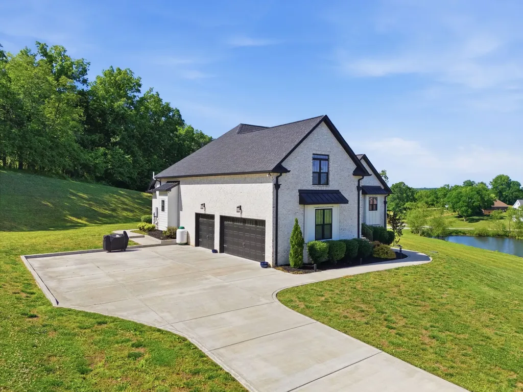 1802 Belclare Circle Lebanon TN 37087