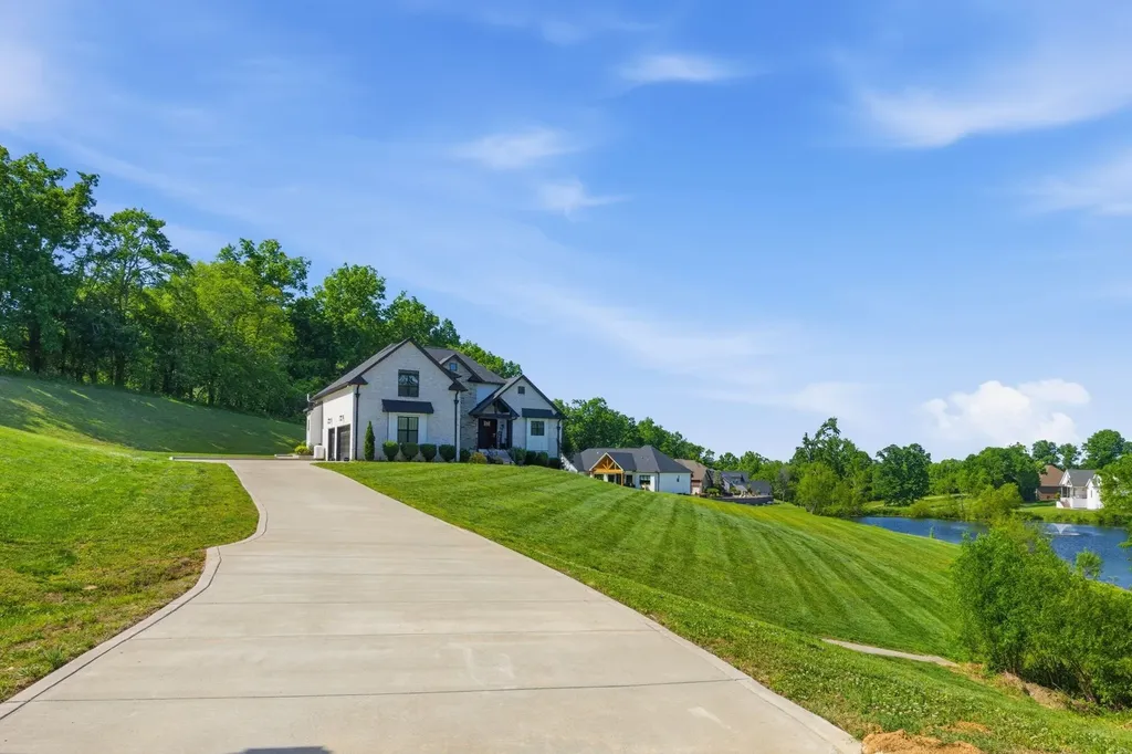 1802 Belclare Circle Lebanon TN 37087