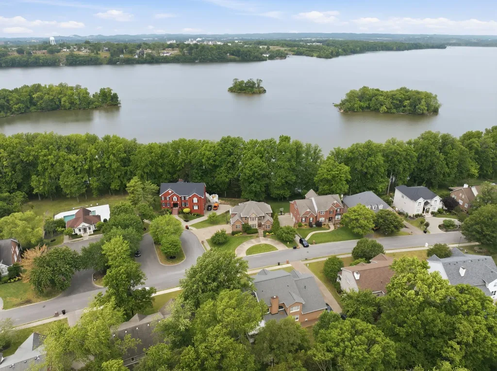 100 Lakecrest Circle Hendersonville TN 37075