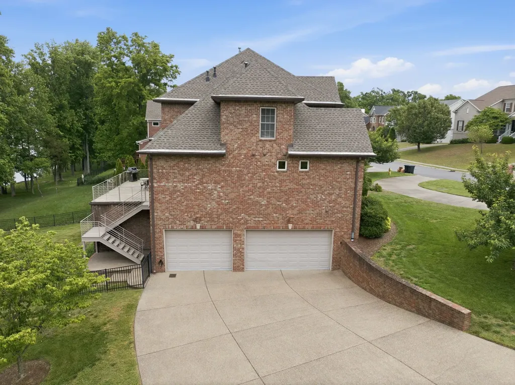 100 Lakecrest Circle Hendersonville TN 37075