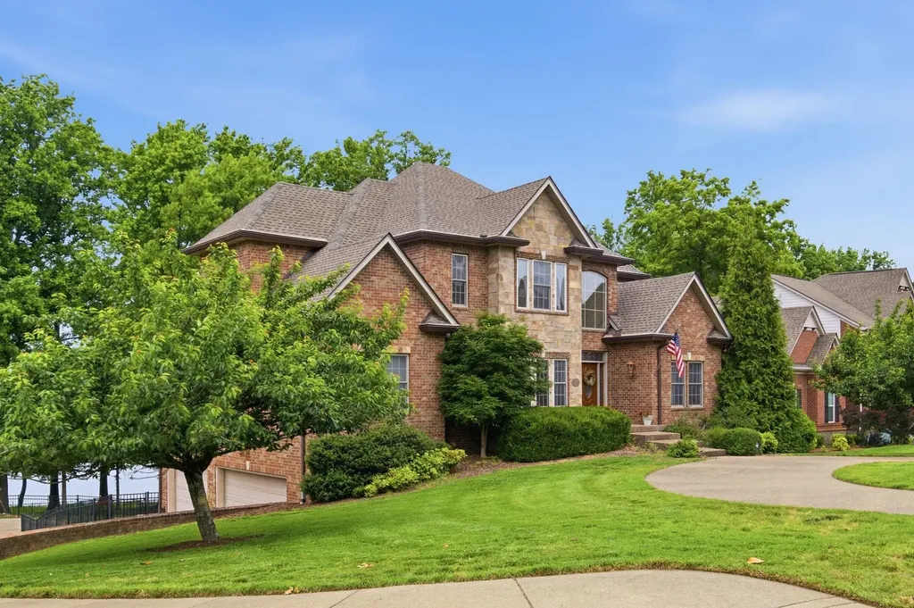 100 Lakecrest Circle Hendersonville TN 37075