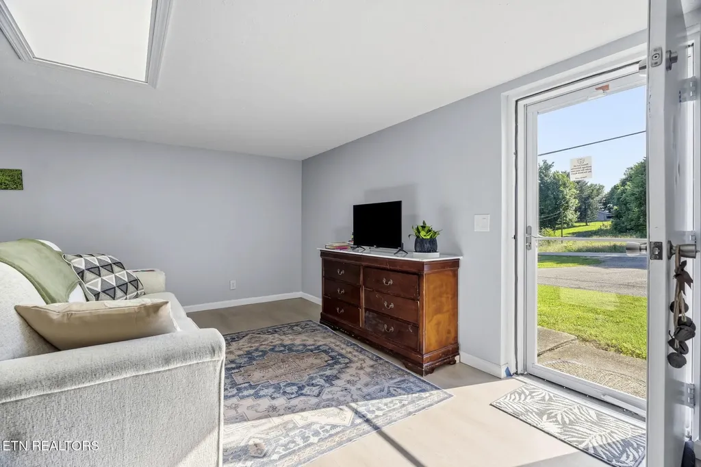 814 Midway Road Strawberry Plains TN 37871