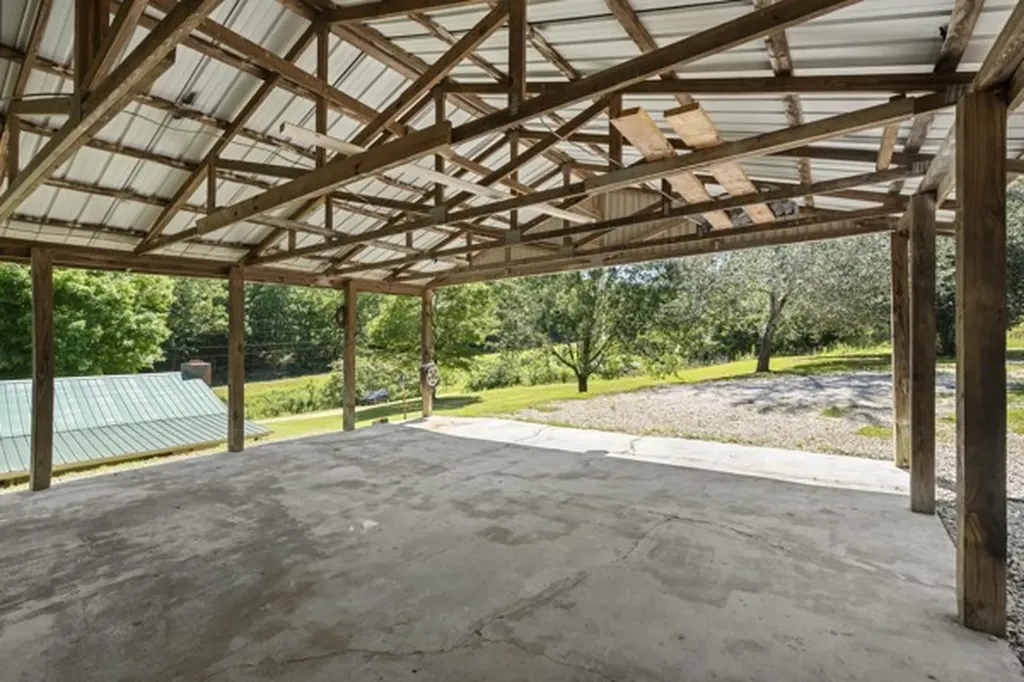 1110 King Road Centerville TN 37033