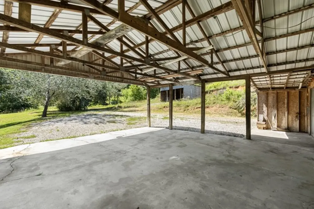 1110 King Road Centerville TN 37033