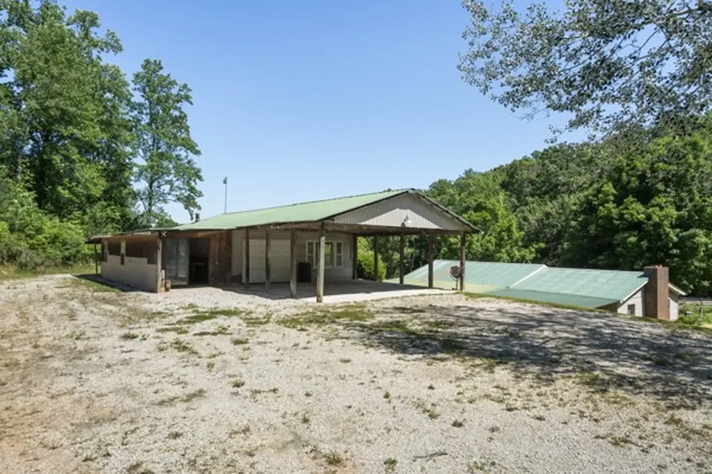 1110 King Road Centerville TN 37033