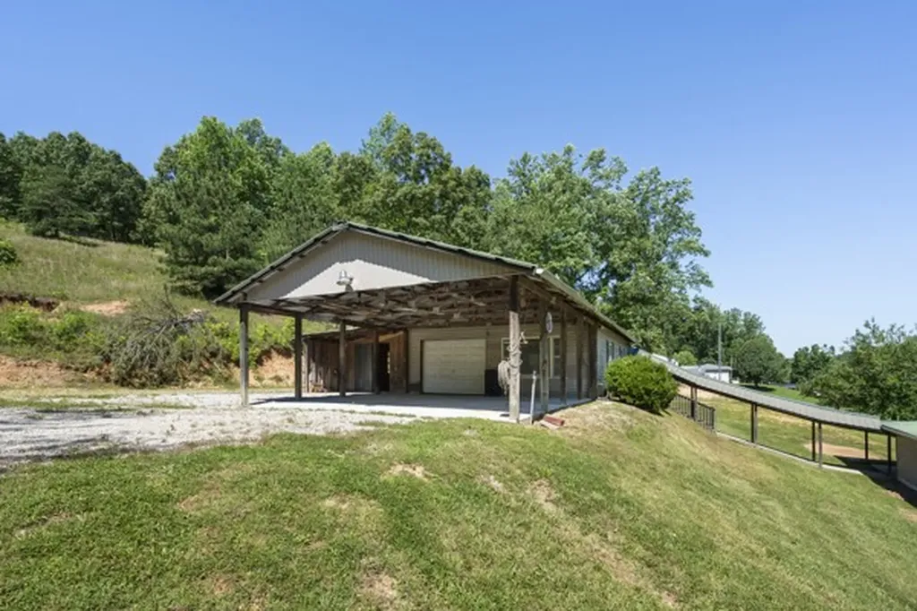 1110 King Road Centerville TN 37033