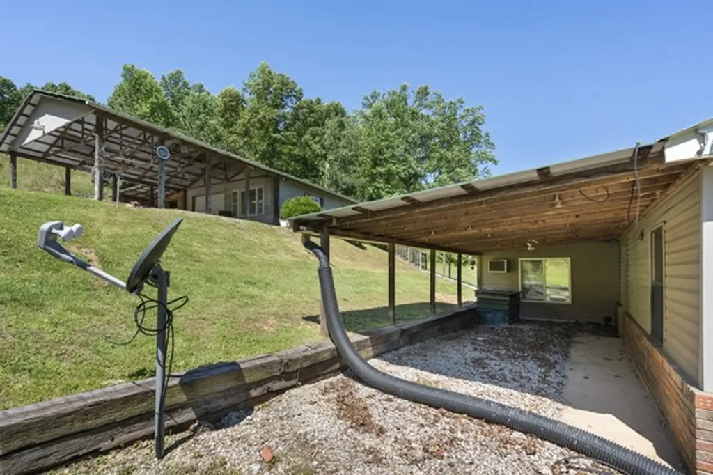 1110 King Road Centerville TN 37033