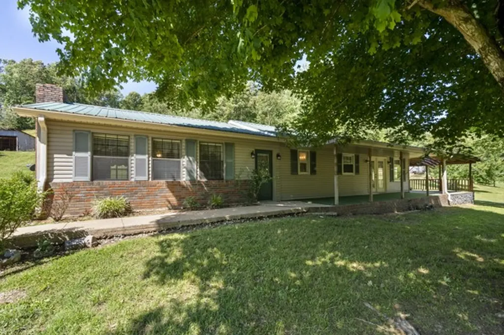 1110 King Road Centerville TN 37033