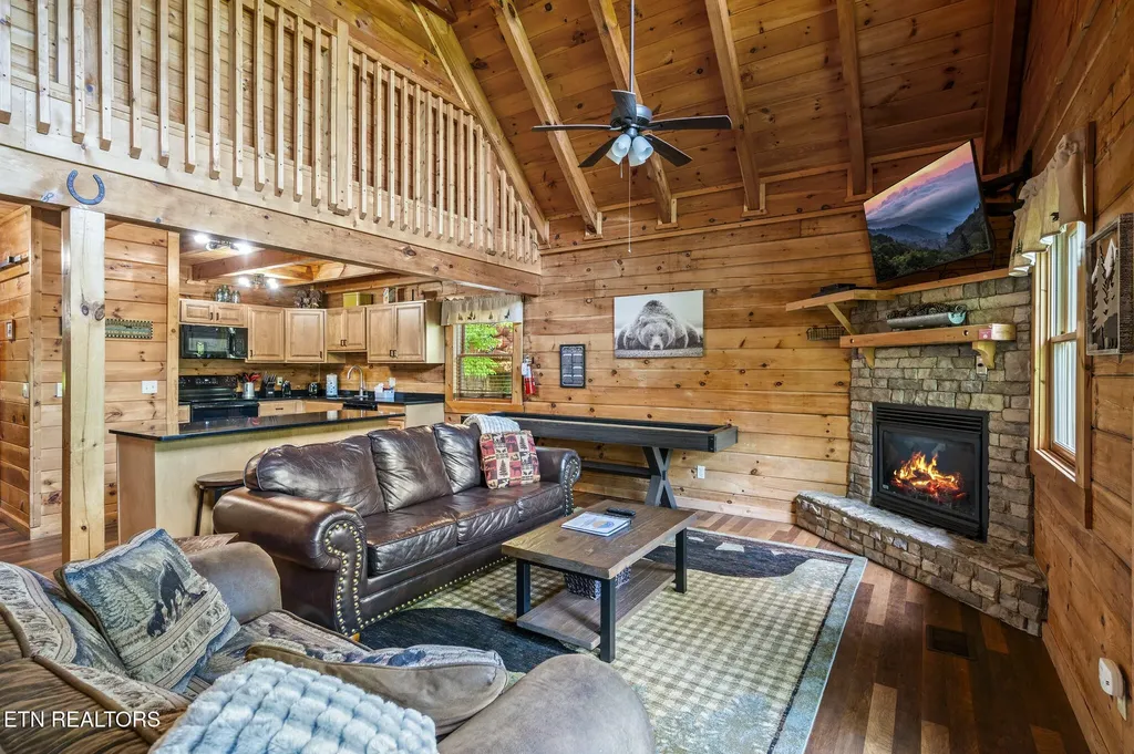 1615 Misty Hollow Way Gatlinburg TN 37738