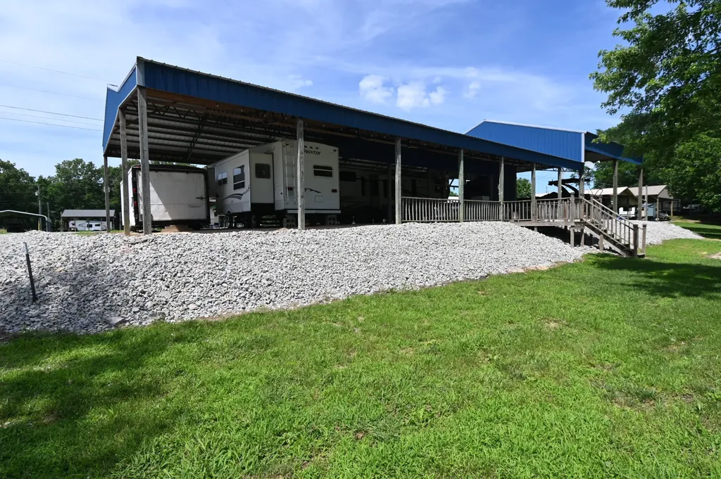 1067 Wc Pickett Clifton TN 38425