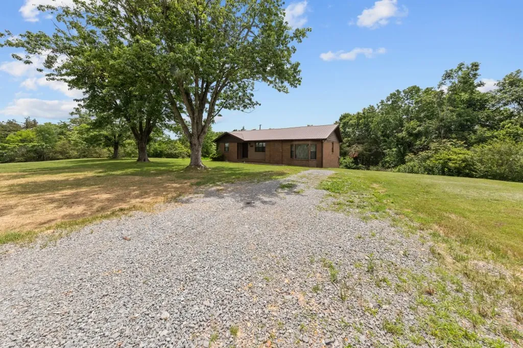 4169 Bledsoe Street Westmoreland TN 37186