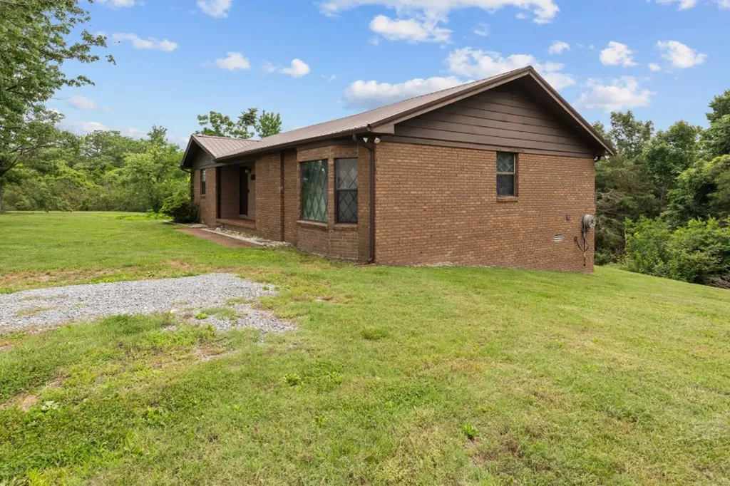 4169 Bledsoe Street Westmoreland TN 37186