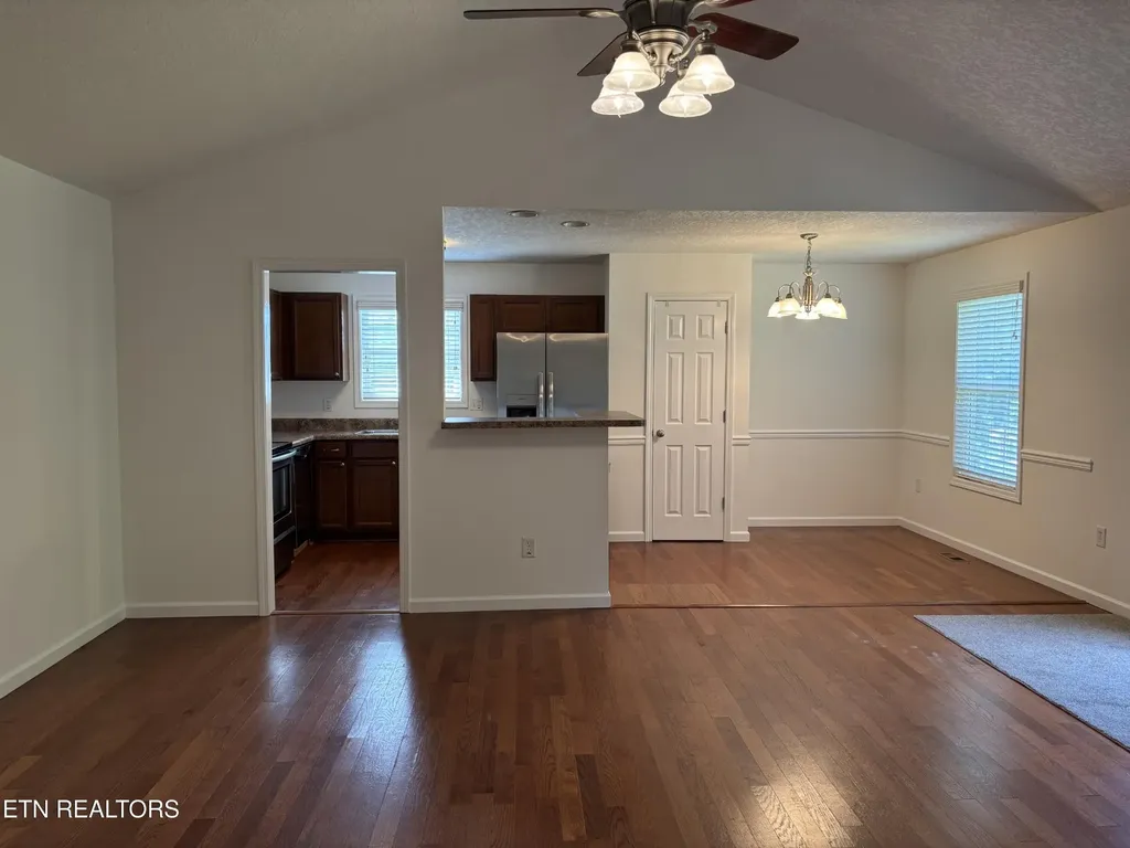 2043 Bluebonnet Drive Mascot TN 37806