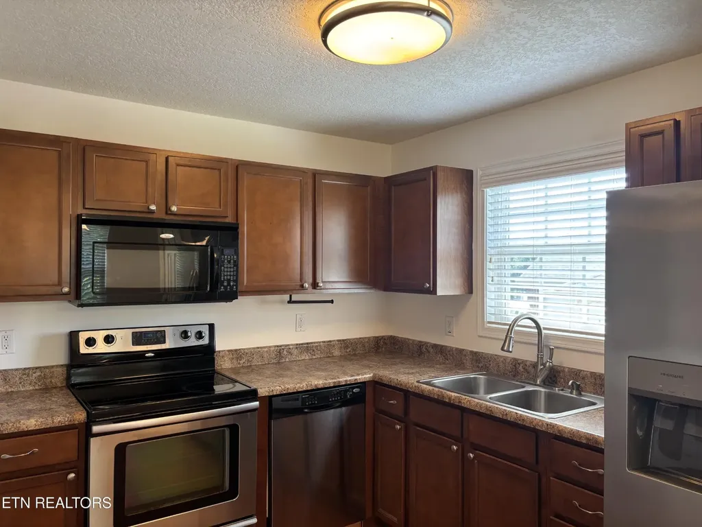 2043 Bluebonnet Drive Mascot TN 37806