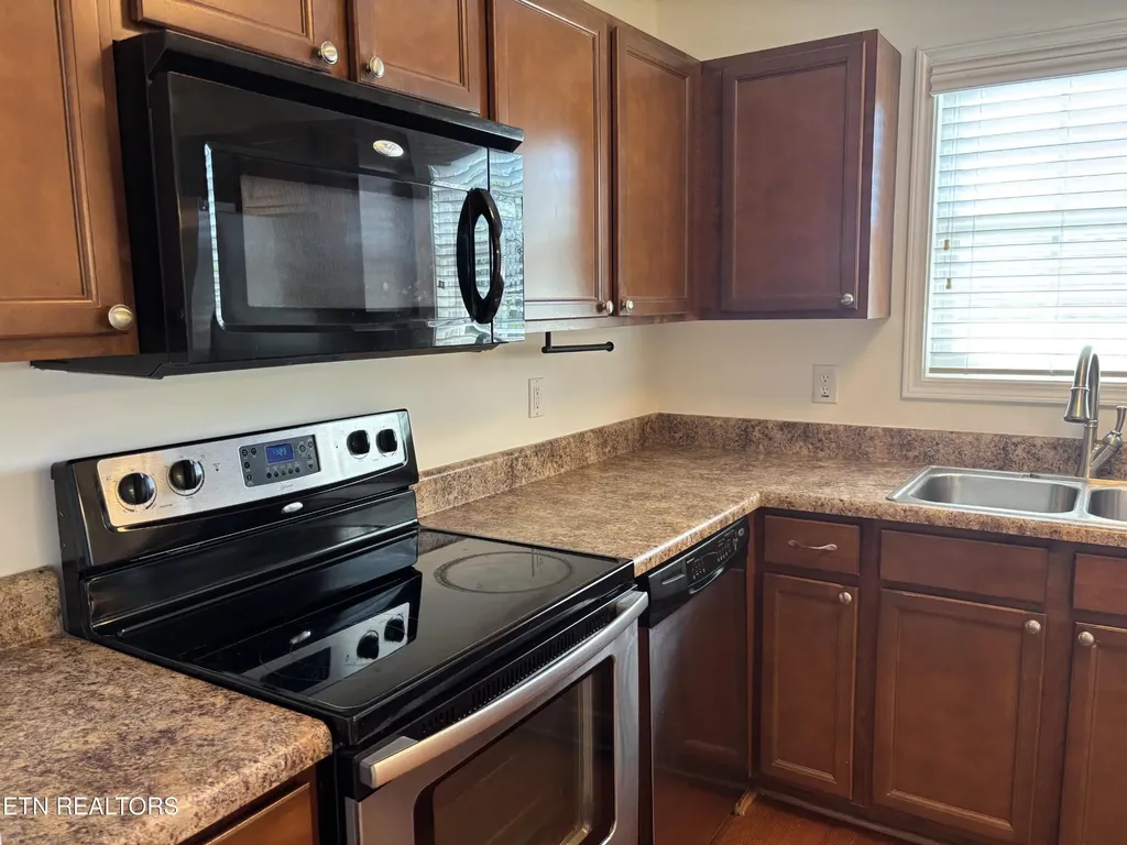2043 Bluebonnet Drive Mascot TN 37806