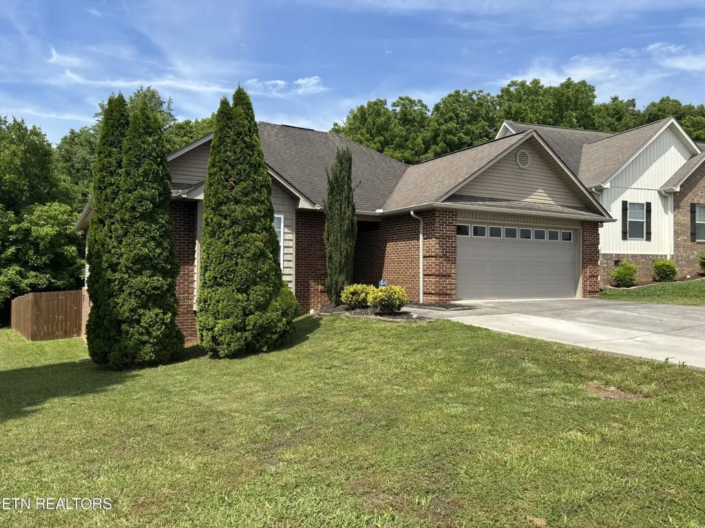 2043 Bluebonnet Drive Mascot TN 37806