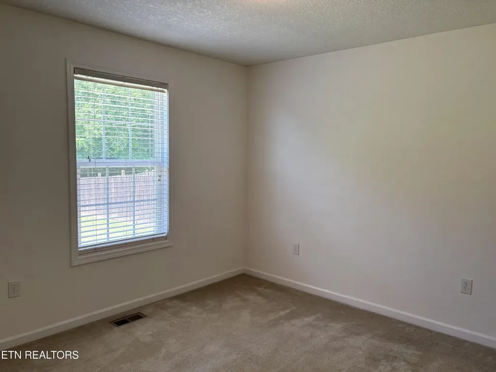 2043 Bluebonnet Drive Mascot TN 37806