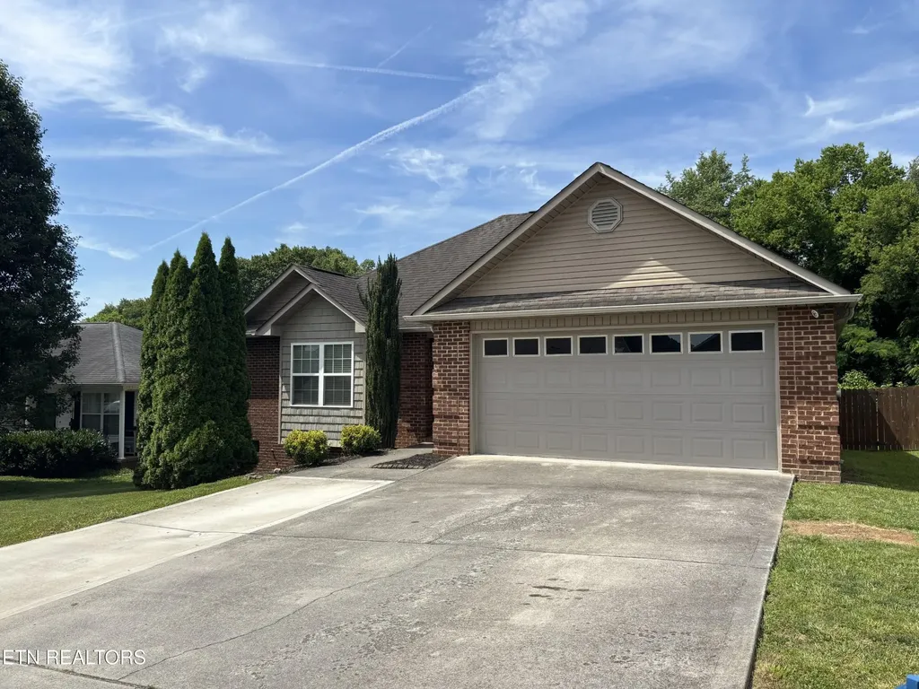 2043 Bluebonnet Drive Mascot TN 37806