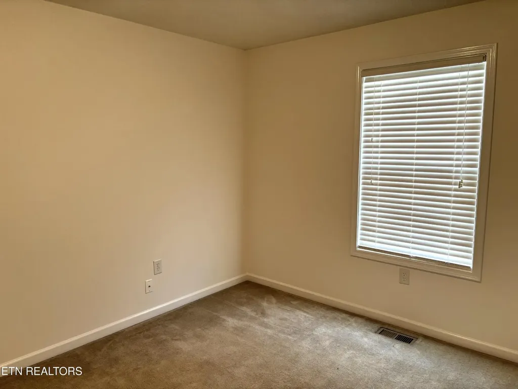 2043 Bluebonnet Drive Mascot TN 37806