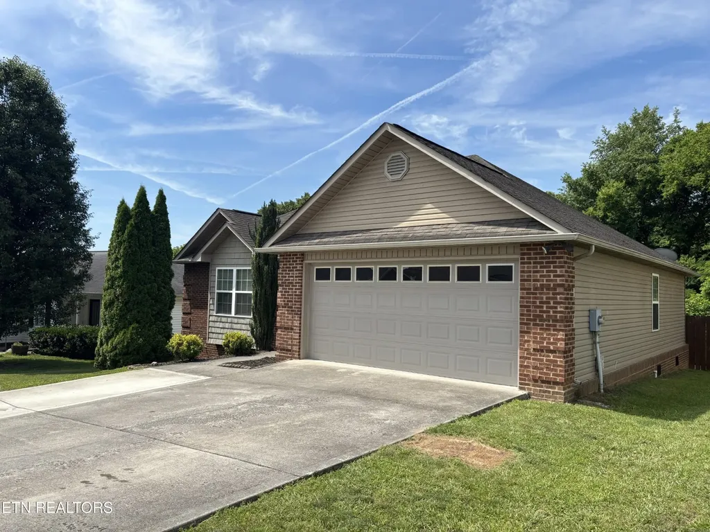 2043 Bluebonnet Drive Mascot TN 37806