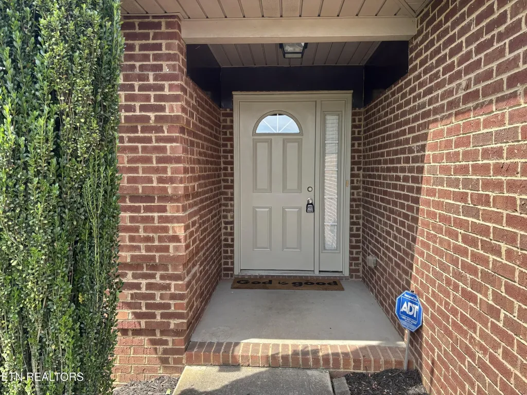 2043 Bluebonnet Drive Mascot TN 37806