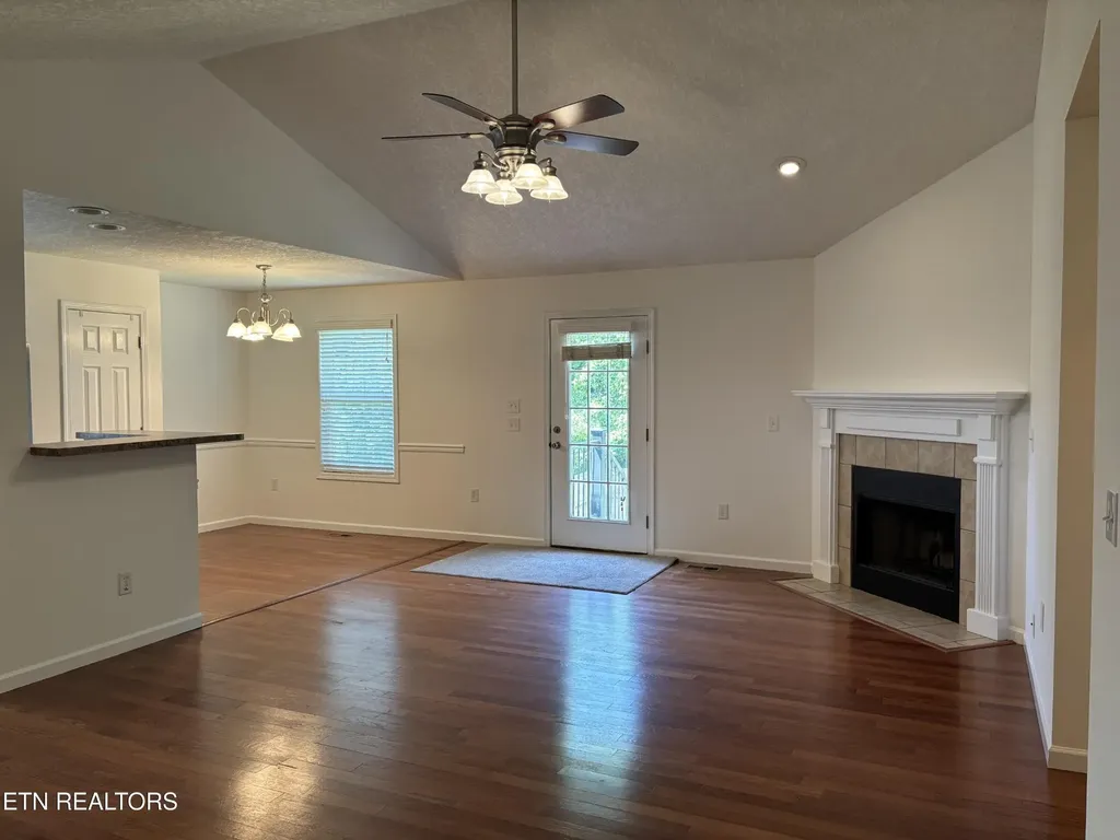 2043 Bluebonnet Drive Mascot TN 37806