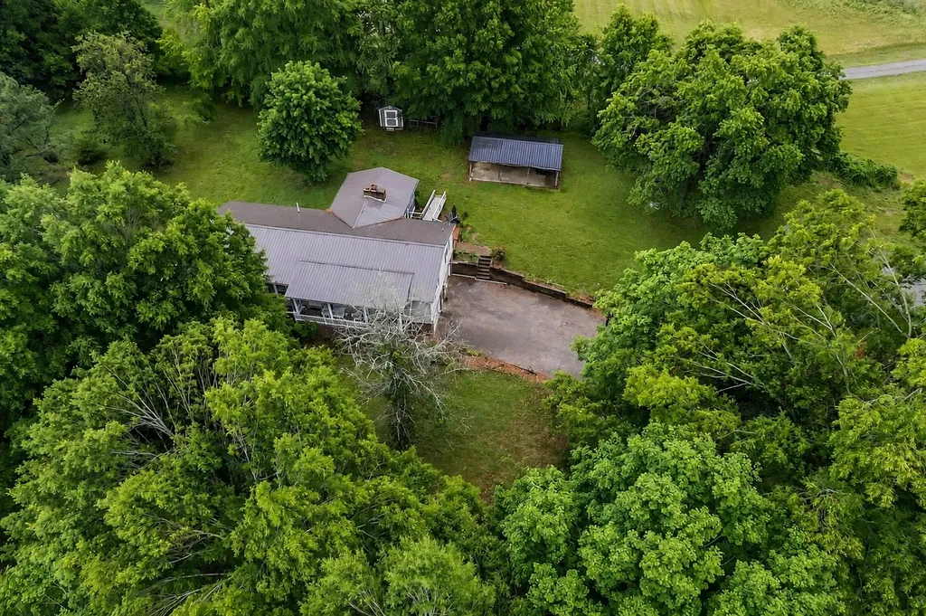 2226 Hwy 25, W Cottontown TN 37048